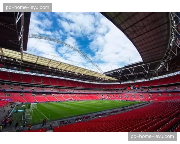 温布利球场为承办决赛进行草皮维护，确保表面硬度利于快速传递